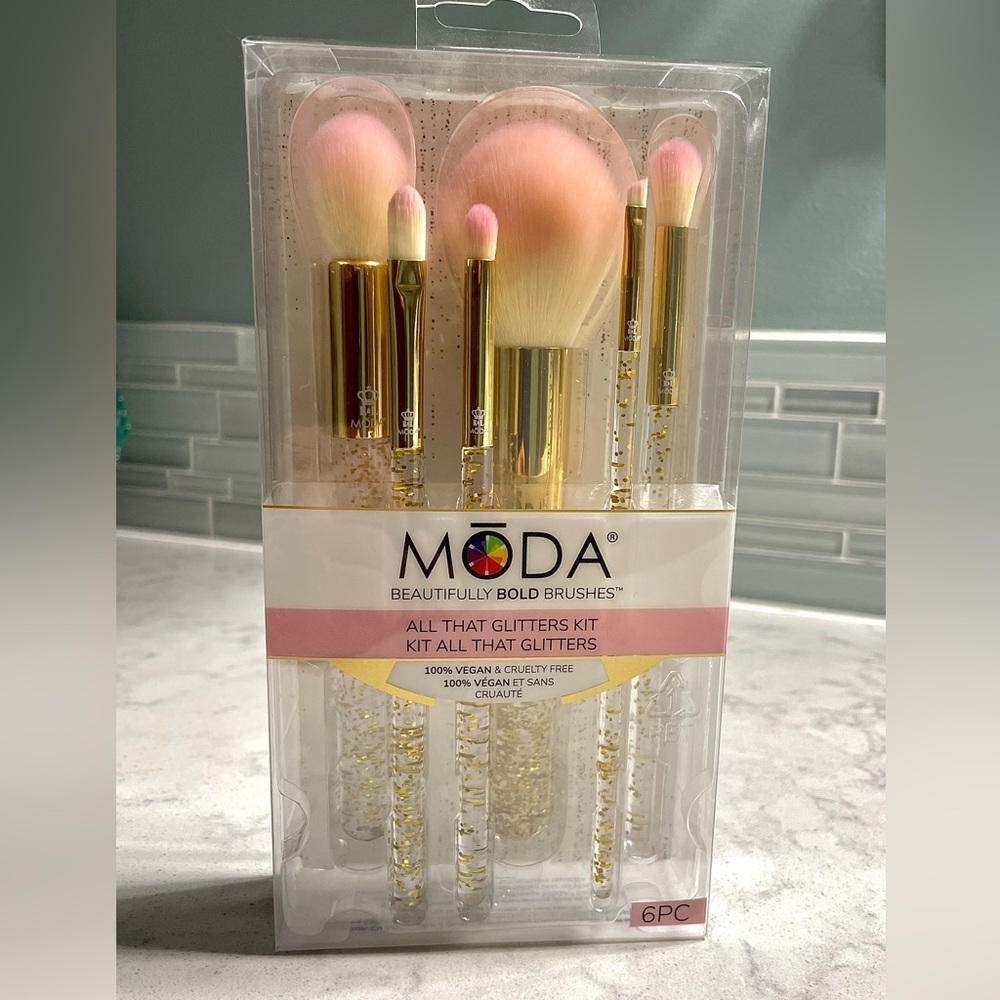 2/$20💕Mōda Brush Set